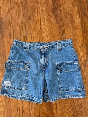 Vintage Levi’s Denim Cargo Shorts in Blue size 8